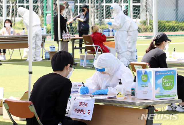 [인천=뉴시스] 이종철 기자 = 인천에서 '서울 이태원 클럽발' 신종 코로나바이러스 감염증(코로나19) 확진자가 무더기로 발생한 가운데 13일 오전 인천시 미추홀구 운동장에 설치된 코로나19 선별진료소에서 세움학원 수강생(138명)과 팔복교회 신도(600명)들이 검사를 받고 있다. 2020.05.13.&nbsp; jc4321@newsis.com