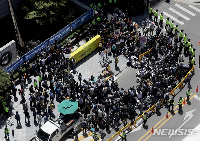 [서울=뉴시스]김병문 기자 = 정의기억연대 전 이사장인 윤미향 더불어시민당 당선인에 대한 수요집회 기부금과 한일 위안부 합의 관련 논란이 불거진 가운데 지난 13일 오후 서울 종로구 중학동 옛 주한일본대사관 앞 평화의 소녀상에서 1439차 일본군 위안부 문제 해결을 위한 정기 수요시위가 온라인 생중계로 열리고 있다. 2020.05.13. dadazon@newsis.com