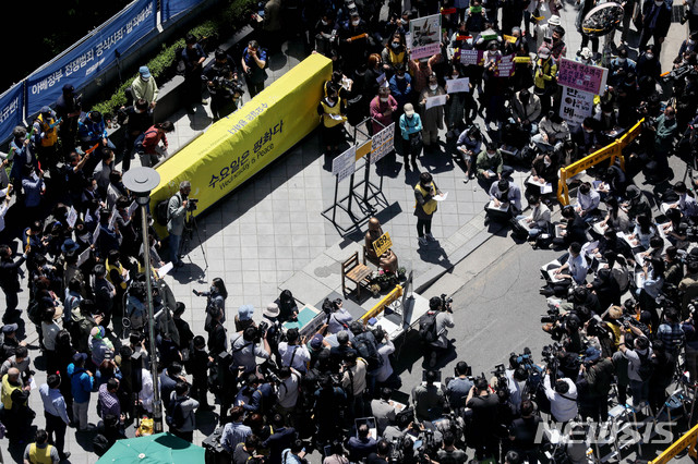 [서울=뉴시스]김병문 기자 = 정의기억연대 전 이사장인 윤미향 더불어시민당 당선인에 대한 수요집회 기부금과 한일 위안부 합의 관련 논란이 불거진 가운데 지난 13일 오후 서울 종로구 중학동 옛 주한일본대사관 앞 평화의 소녀상에서 1439차 일본군 위안부 문제 해결을 위한 정기 수요시위가 온라인 생중계로 열리고 있다. 2020.05.13. dadazon@newsis.com