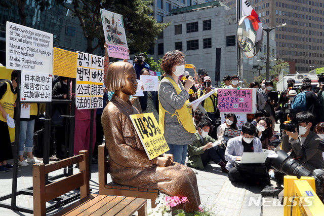 [서울=뉴시스]김병문 기자 = 정의기억연대 전 이사장인 윤미향 더불어시민당 당선인에 대한 수요시위 기부금과 한일 위안부 합의 관련 논란이 불거진 가운데 13일 오전 서울 종로구 중학동 옛 주한일본대사관 앞 평화의 소녀상에서 이나영 정의기억연대 이사장이 1439차 일본군 위안부 문제 해결을 위한 정기 수요시위에 참석해 발언하고 있다. 2020.05.13.  dadazon@newsis.com