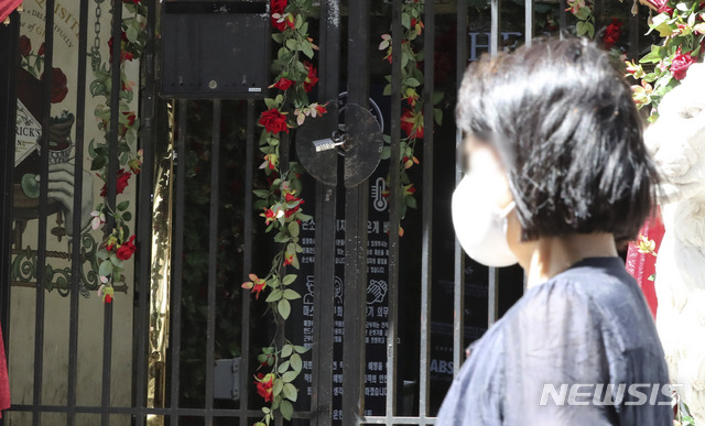 [서울=뉴시스]최진석 기자 = 박원순 서울시장은 13일 오전 11시 서울시청에서 열린 코로나19 정례브리핑에서 이태원 클럽 집단감염과 관련해 "문제가 된 이태원 소재 5개 업소 외에 이태원의 다른 클럽인 '메이드', '핑크 엘리펀트', '피스틸'에서도 추가로 확진자가 발생했다"고 밝혔다.&nbsp; 서울시는 킹클럽, 트렁크, 퀸, 소호, 힘 등 5개 이태원 클럽·주점에서 확진자가 발생했다고 발표했다. 해당 클럽 외 메이드, 핑크 엘리펀트, 피스틸, 더 파운틴 등 다른 4개의 이태원 클럽에서도 확진자가 발생했다. 사진은 이날 오후 서울 용산구 이태원 더 파운틴. 2020.05.13.&nbsp; myjs@newsis.com