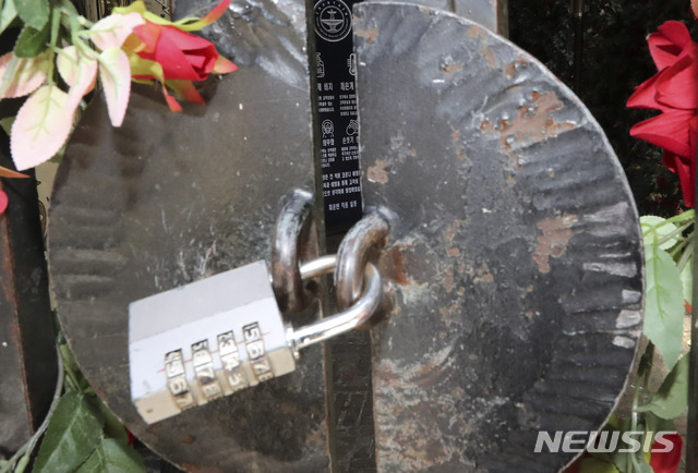 [서울=뉴시스]최진석 기자 = 박원순 서울시장은 13일 오전 11시 서울시청에서 열린 코로나19 정례브리핑에서 이태원 클럽 집단감염과 관련해 "문제가 된 이태원 소재 5개 업소 외에 이태원의 다른 클럽인 '메이드', '핑크 엘리펀트', '피스틸'에서도 추가로 확진자가 발생했다"고 밝혔다. 서울시는 킹클럽, 트렁크, 퀸, 소호, 힘 등 5개 이태원 클럽·주점에서 확진자가 발생했다고 발표했다. 해당 클럽 외 메이드, 핑크 엘리펀트, 피스틸, 더 파운틴 등 다른 4개의 이태원 클럽에서도 확진자가 발생했다. 사진은 이날 오후 서울 용산구 이태원 더 파운틴. 2020.05.13. myjs@newsis.com