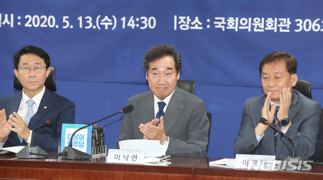 [서울=뉴시스]김명원 기자 = 이낙연 코로나19 국난극복위원회 위원장이 13일 서울 여의도 국회 의원회관에서 열린 코로나19 국난극복위원회 포스트코로나 심포지움에서 참석자들 소개에 박수치고 있다. 2020.05.13. kmx1105@newsis.com