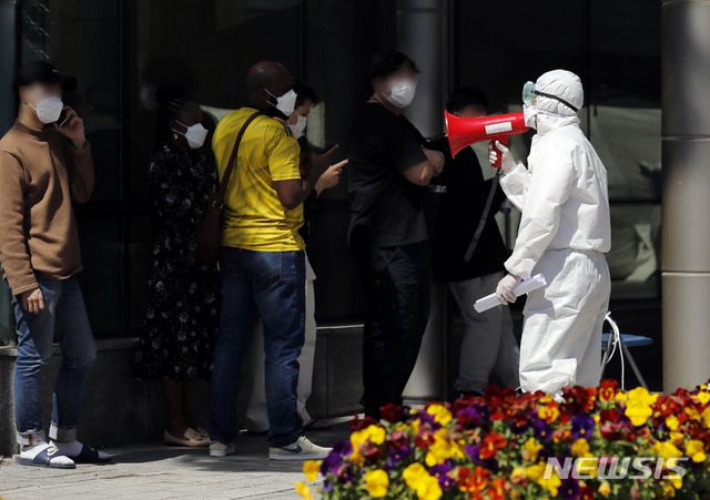 [서울=뉴시스] 최동준 기자 = 이태원 클럽발 신종 코로나바이러스 감염증(코로나19)이 확산되고 있는 13일 서울 용산보건소 선별진료소에서 의료진이 시민들과 외국인들에게 검사 안내를 하고 있다. 2020.05.13.&nbsp; photocdj@newsis.com