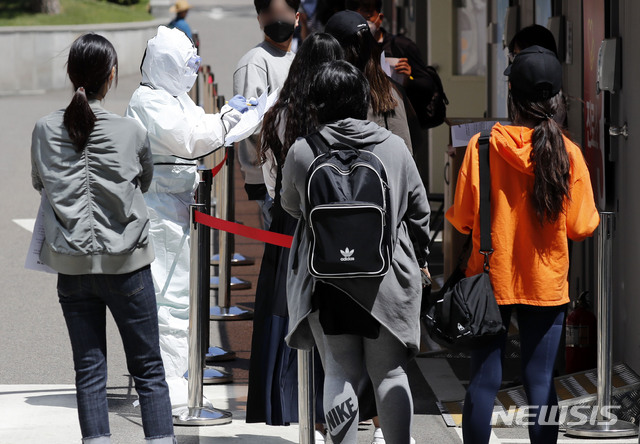 [서울=뉴시스] 최동준 기자 = 이태원 클럽발 신종 코로나바이러스 감염증(코로나19)이 확산되고 있는 지난 13일 서울 용산구 순천향대학교병원 선별진료소를 찾은 시민들과 외국인들이 검사를 받기 위해 줄을 서고 있다. 2020.05.13.&nbsp; photocdj@newsis.com