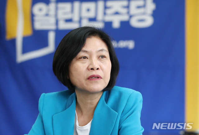 [서울=뉴시스] 김진아 기자 = 강민정 열린민주당 당선인이 13일 서울 영등포구 열린민주당 당사에서 뉴시스와 인터뷰를 하고 있다. 2020.05.13.&nbsp; bluesoda@newsis.com