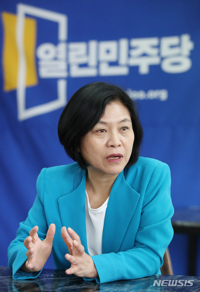 [서울=뉴시스] 김진아 기자 = 강민정 열린민주당 당선인이 13일 서울 영등포구 열린민주당 당사에서 뉴시스와 인터뷰를 하고 있다. 2020.05.13.&nbsp; bluesoda@newsis.com