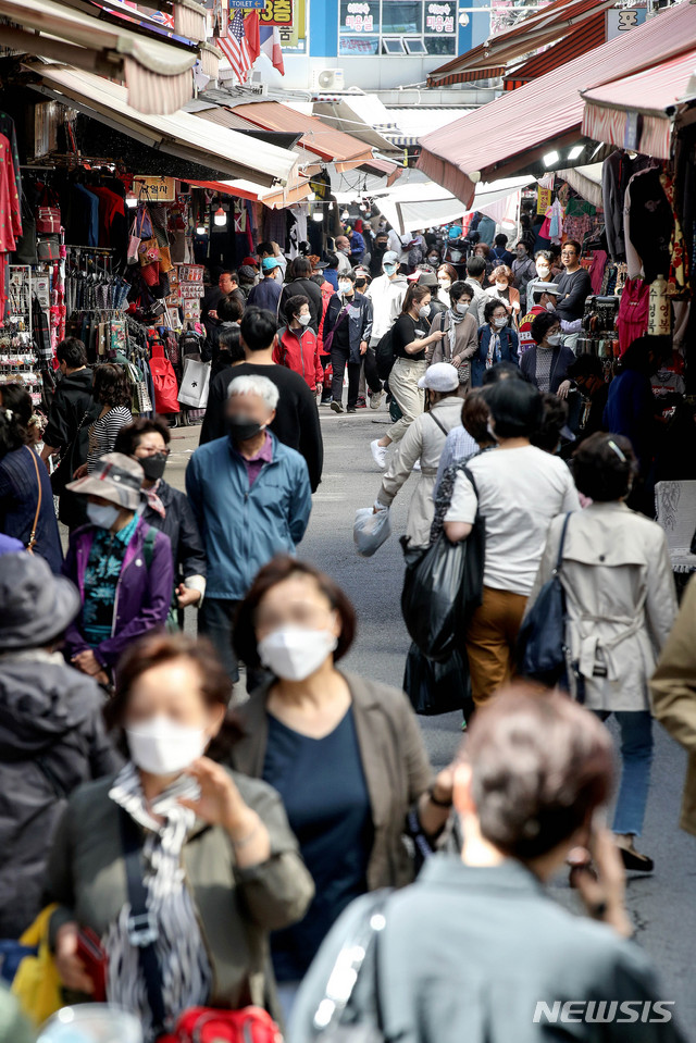 [서울=뉴시스]김병문 기자 = 정부의 긴급재난지원금 사용이 가능해진 첫날인 13일 오후 서울 중구 남대문시장이 시민들로 붐비고 있다. 2020.05.13. dadazon@newsis.com