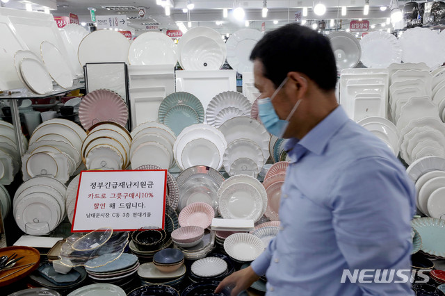 [서울=뉴시스]김병문 기자 = 정부의 긴급재난지원금 사용이 가능해진 첫날인 13일 오후 서울 중구 남대문시장의 한 그릇상점에 재난지원금 사용 시 할인한다는 안내문이 부착돼 있다. 2020.05.13. dadazon@newsis.com