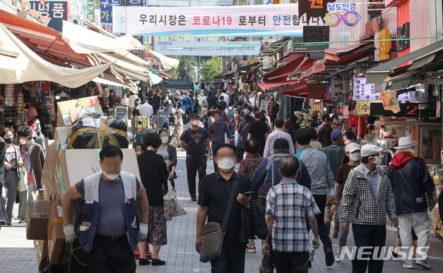 [서울=뉴시스]김병문 기자 = 정부의 긴급재난지원금 사용이 가능해진 첫날인 13일 오후 서울 중구 남대문시장이 시민들로 붐비고 있다. 2020.05.13. dadazon@newsis.com