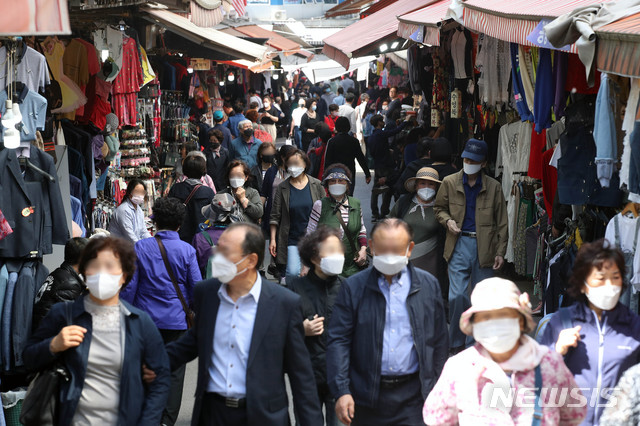 [서울=뉴시스]김병문 기자 = 정부의 긴급재난지원금 사용이 가능해진 첫날인 13일 오후 서울 중구 남대문시장이 시민들로 붐비고 있다. 2020.05.13.&nbsp; dadazon@newsis.com