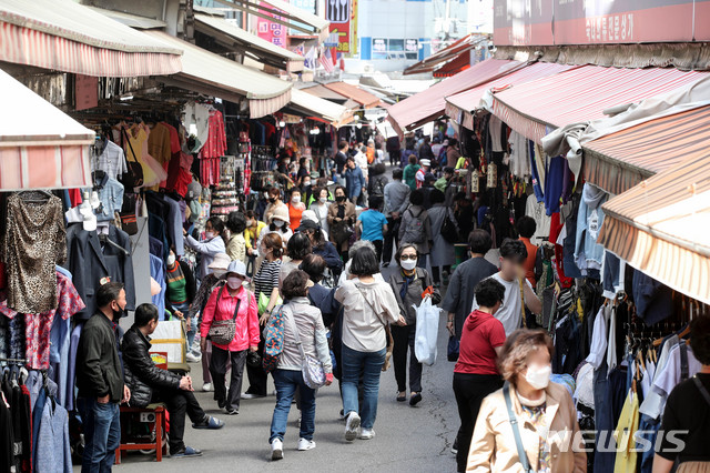 [서울=뉴시스]김병문 기자 = 정부의 긴급재난지원금 사용이 가능해진 첫날인 13일 오후 서울 중구 남대문시장이 시민들로 붐비고 있다. 2020.05.13.&nbsp; dadazon@newsis.com