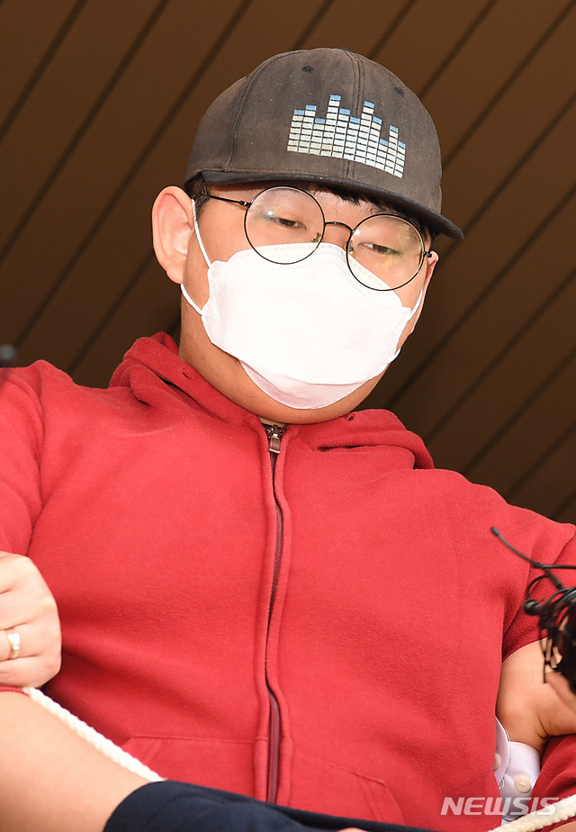 [안동=뉴시스] 이무열 기자 = 텔레그램 성착취물 공유 대화방인 'n번방' 최초 개설자인 일명 '갓갓'으로 불리던 문형욱(24)의 신상정보가 공개로 결정됐다. 사진은 문형욱이 지난 12일 오전 경북 안동경찰서에서 구속 전 피의자 심문(영장실질심사)을 받기 위해 대구지법 안동지원에 도착하는 모습. 2020.05.13. lmy@newsis.com