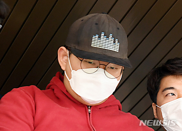 [안동=뉴시스] 이무열 기자 = 텔레그램 성착취물 공유 대화방인 'n번방' 최초 개설자인 일명 '갓갓'으로 불리던 문형욱(24)의 신상정보가 공개로 결정됐다. 사진은 문형욱이 지난 12일 오전 경북 안동경찰서에서 구속 전 피의자 심문(영장실질심사)을 받기 위해 대구지법 안동지원에 도착하는 모습. 2020.05.13.lmy@newsis.com