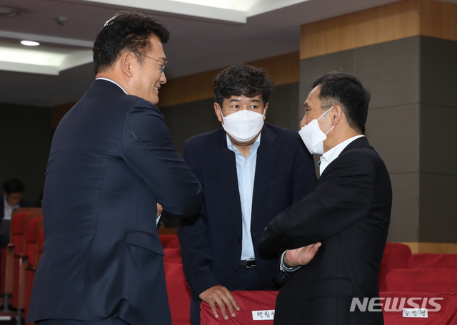 [서울=뉴시스] 고승민 기자 = 더불어민주당 송영길(왼쪽부터) 의원과 백원우 민주연구원장 직무대행, 김연명 청와대 사회수석이 13일 서울 여의도 국회 의원회관에서 열린 제21대 국회의원 당선인 혁신포럼 '포스트 코로나 전망과 문재인 정부 과제'에서 대화하고 있다. 2020.05.13.kkssmm99@newsis.com