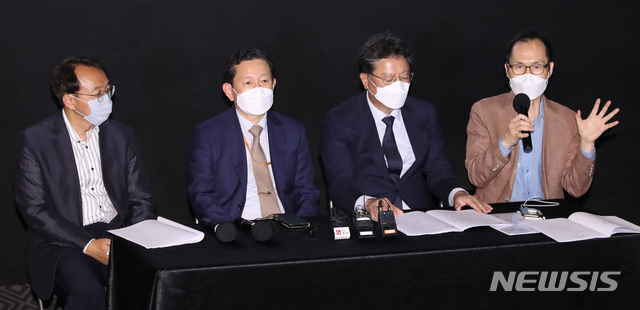 [서울=뉴시스] 조수정 기자 = 13일 오후 서울 삼성동 메가박스 코엑스에서 열린 영화진흥위원회 영화산업 코로나19 대책위원회 주최 영화산업 안전관리위원회 구성· 운영을 통한 안전한 영화산업 환경조성 추진 기자간담회에서 참석자들이 발언하고 있다. 왼쪽부터 탁상우 서울대 보건대학원 연구교수, 전병율 안전관리위원회 위원장, 김원종 안전관리위원회 위원, 김혜준 영화진흥위원회 영화산업 코로나19대책위원회 대책본부장. 2020.05.13. chocrystal@newsis.com