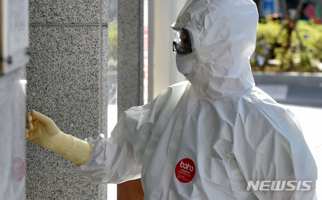 [대구=뉴시스] 이무열 기자 = 13일 오후 신종 코로나바이러스 감염증(코로나19) 지역거점병원인 대구 중구 계명대학교 대구동산병원에서 근무 교대를 위해 방호복을 착용한 의료진이 병동으로 들어가고 있다. 2020.05.13. lmy@newsis.com