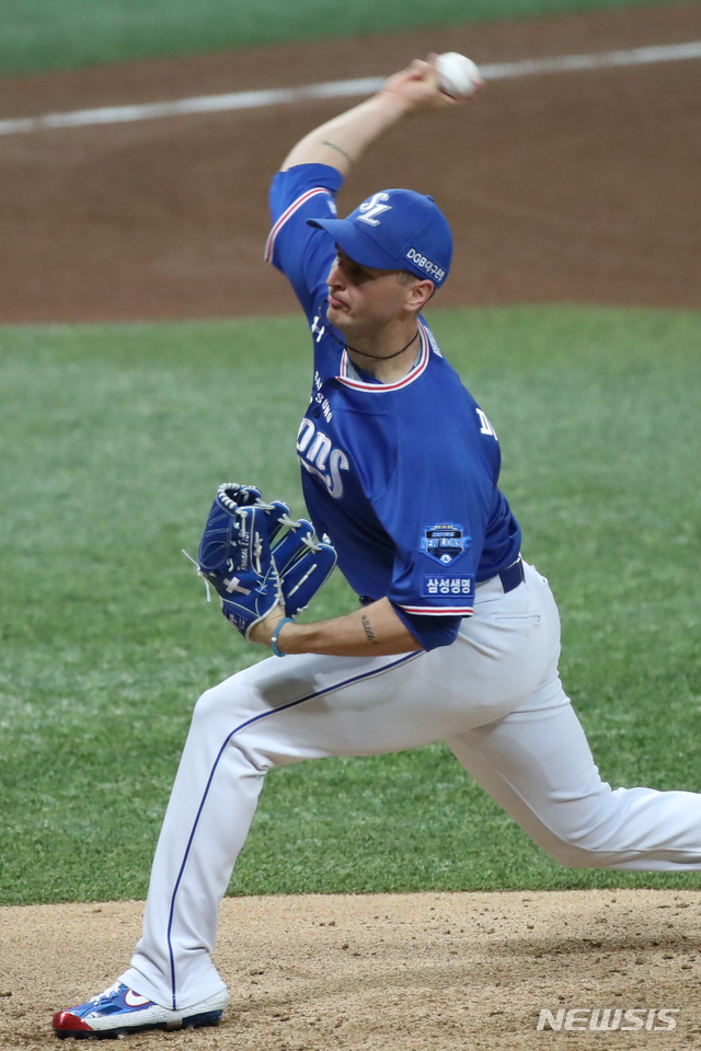 [서울=뉴시스] 조수정 기자 = 13일 오후 서울 구로구 고척스카이돔에서 열린 2020 KBO리그 키움 히어로즈와 삼성 라이온즈의 경기, 4회말 삼성 뷰캐넌이 역투하고 있다. 2020.05.13. chocrystal@newsis.com