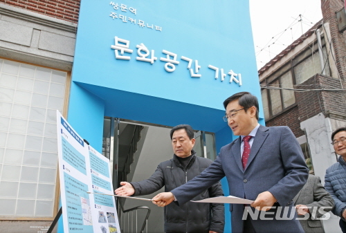 [서울=뉴시스] 지난 2월21일 이동진 서울 도봉구청장(오른쪽)이 골목상권 활성화 사업 현황 설명을 듣고 있다. (사진=도봉구 제공) 2020.05.14.photo@newsis.com 