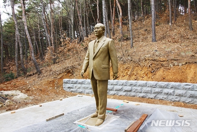 [청주=뉴시스]옛 대통령 별장 청남대에 설치된 전두환 전 대통령 동상. (사진=청남대 관리사무소 제공) photo@newsis.com