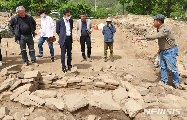 [청주=뉴시스]강신욱 기자 = 대한문화재연구원 이영철 원장이 14일 오후 충북 청주시 상당구 월오동 재난안전체험복합타운을 건립하는 문화재 발굴 현장에서 인골이 출토된 14호 지석묘 유적과 관련해 설명하고 있다. 2020.05.14. ksw64@newsis.com