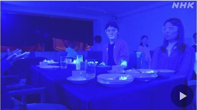 [서울=뉴시스] 일본 공영방송 NHK는 지난 8일 보건 전문가들과 함께 진행한 실험에서 뷔페 내 바이러스가 얼마나 빠르게 전파될 수 있는지를 보여줬다. (사진=NHK 홈페이지 갈무리) 2020.5.14.
