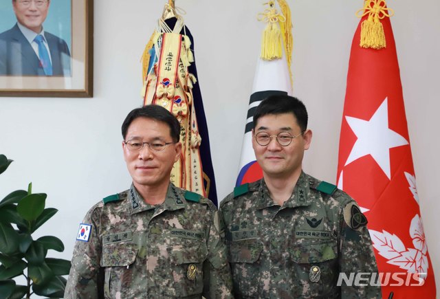 [임실=뉴시스]윤난슬 기자 = 육군 35사단은 14일 제37대·38대 사단장 이취임식을 열었다. 사진은 황인권(왼쪽) 제2작전사령관과 제38대 김천석 사단장이 기념촬영하는 모습.(사진=육군 35사단 제공) 