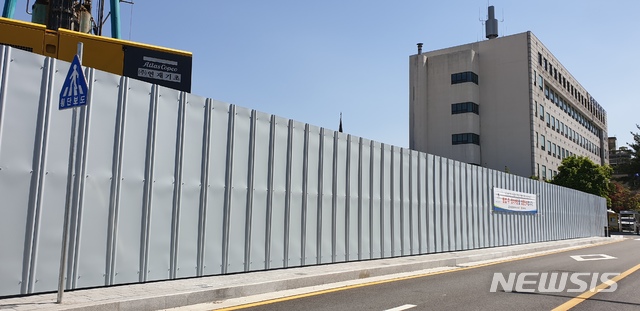 현대건설이 '힐스테이트 의정부역' 신축 공사를 진행하면서 의정부경찰서 출입구 앞 폭 2m 인도의 절반을 점용해 사용하면서 휠체어를 이용하는 장애인 등 이동 약자들이 인도를 이용할 수 없는 상황이다.