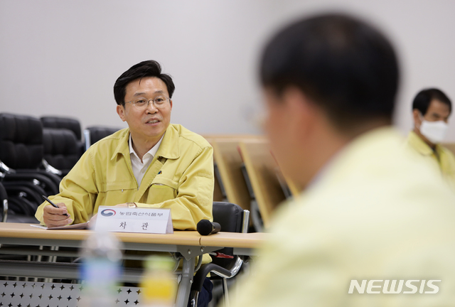 [세종=뉴시스]이재욱 농림축산식품부 차관이 14일 오후 강원 철원군 축협 공동 방제단 운영 현장을 찾아 아프리카돼지열병(ASF) 방역 상황을 점검하고 있다. 2020.05.14. (사진 = 농식품부 제공) photo@newsis.com