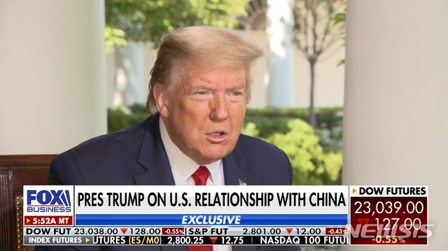 [서울=뉴시스]도널드 트럼프 미국 대통령이 14일(현지시간) 폭스비즈니스 인터뷰에서 대중 관계와 관련해 발언하고 있다. (사진=폭스비즈니스 캡처) 2020.05.14.