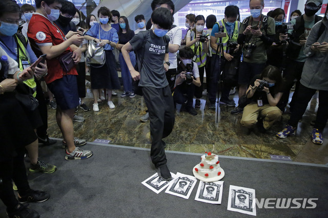  [홍콩=AP/뉴시스]13일(현지시간) 홍콩에서 반정부 시위가 열려 시위대가 캐리람 행정장관의 그림을 짓밟고 있다. 지난해 수개월 동안 홍콩을 마비시켰던 민주화 운동이 최근 신종 코로나바이러스 감염증(코로나19) 위협이 완화되고 시위 1주년이 돌아오면서 되살아날 조짐을 보이고 있다. 홍콩 정부는 코로나19 확산을 막기 위해 8인이 넘는 모임이나 집회를 금지하고 있다. 2020.05.14. 