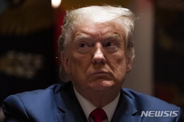 [워싱턴=AP/뉴시스] 도널드 트럼프 미국 대통령은 13일(현지시간) 미 워싱턴DC 백악관 캐비닛 룸에서 가진 노스다코타 주지사 및 콜로라도 주지사와의 면담에서 의견을 경청하고 있다. 2020.5.14.