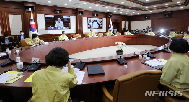 [서울=뉴시스]박주성 기자 = 홍남기 경제부총리 겸 기획재정부 장관이 14일 오전 서울 종로구 정부서울청사에서 열린 제3차 비상경제 중앙대잭본부 회의에서 모두발언을 하고 있다. 2020.05.14. park7691@newsis.com