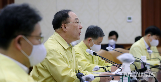 [서울=뉴시스]박주성 기자 = 홍남기 경제부총리 겸 기획재정부 장관이 14일 오전 서울 종로구 정부서울청사에서 열린 제3차 비상경제 중앙대잭본부 회의에서 모두발언을 하고 있다. 2020.05.14. park7691@newsis.com