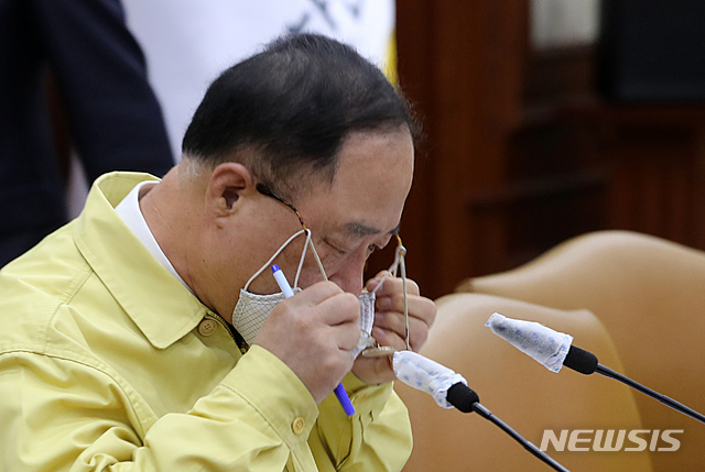 [서울=뉴시스]박주성 기자 = 홍남기 경제부총리 겸 기획재정부 장관. 2020.05.14. park7691@newsis.com