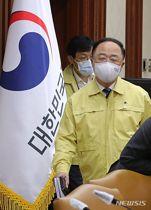 [서울=뉴시스]박주성 기자 = 홍남기 경제부총리 겸 기획재정부 장관이 14일 오전 서울 종로구 정부서울청사에서 열린 제3차 비상경제 중앙대잭본부 회의에 참석하고 있다. 2020.05.14. park7691@newsis.com