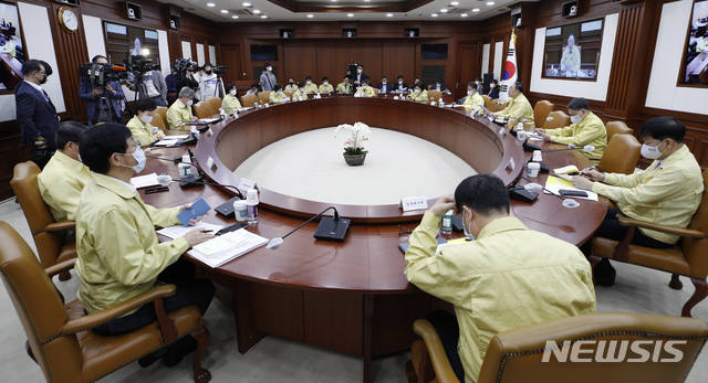 [서울=뉴시스]박주성 기자 = 비상경제 중대본 회의 모습. 2020.05.14. photo@newsis.com