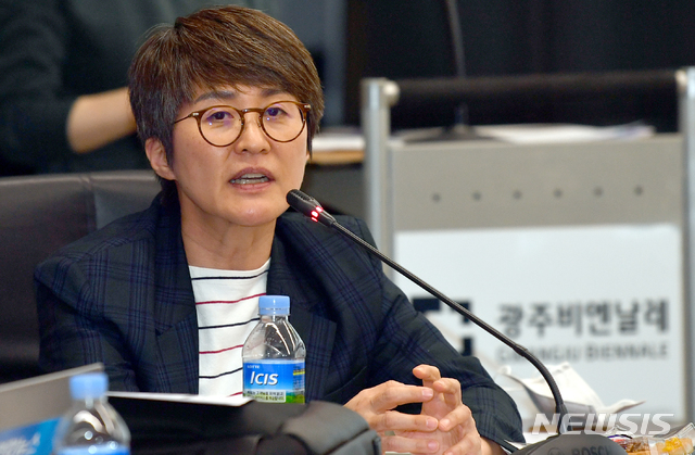 [광주=뉴시스] 류형근 기자 = 13회 광주비엔날레가 내년 2월로 연기된 가운데 지난 13일 오후 광주 북구 광주비엔날레관 3층에서 김선정 대표이사가 전시 방향에 대해 기자회견을 하고 있다. 2020.05.14. hgryu77@newsis.com