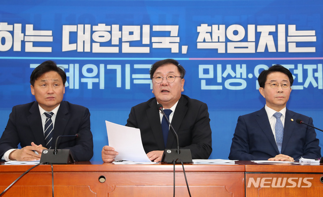 [서울=뉴시스] 고승민 기자 = 김태년 더불어민주당 원내대표가 14일 서울 여의도 국회에서 열린 당 정책조정회의에서 발언하고 있다. 2020.05.14.kkssmm99@newsis.com