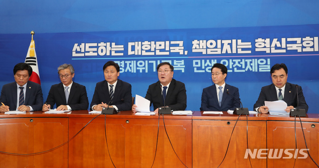 [서울=뉴시스] 고승민 기자 = 김태년 더불어민주당 원내대표가 14일 서울 여의도 국회에서 열린 당 정책조정회의에서 발언하고 있다. 2020.05.14.kkssmm99@newsis.com