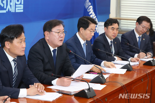 [서울=뉴시스] 고승민 기자 = 김태년 더불어민주당 원내대표가 14일 서울 여의도 국회에서 열린 당 정책조정회의에서 발언하고 있다. 2020.05.14.kkssmm99@newsis.com