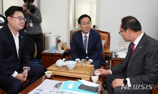 [서울=뉴시스]김명원 기자 = 당무에 복귀한 주호영 미래통합당 원내대표가 14일 오전 서울 여의도 국회 미래통합당 원내대표실에서 이종배 정책위의장, 김성원 원내수석부대표와 차를 마시며 이야기를 나누고 있다 2020.05.14. kmx1105@newsis.com