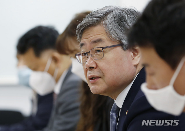 [서울=뉴시스] 최동준 기자 = 이재갑 고용노동부 장관이 14일 서울 삼청동 국립현대미술관에서 열린 고용안전망 확대를 위한 예술인 간담회에서 발언하고 있다. 2020.05.14. photocdj@newsis.com