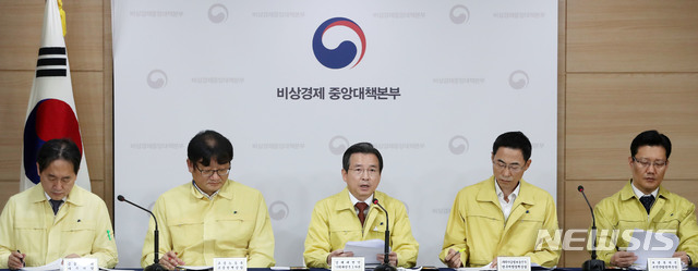 [서울=뉴시스]박주성 기자 = 김용범 기획재정부 제1차관이 14일 오전 서울 종로구 정부서울청사 브리핑룸에서 열린 비상경제 중앙대책본부 회의 결과 브리핑을 하고 있다. 2020.05.14. park7691@newsis.com