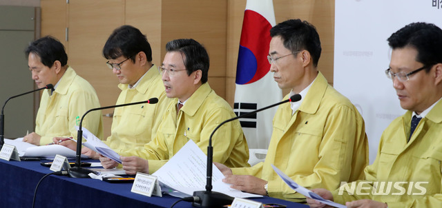 [서울=뉴시스]박주성 기자 = 김용범 기획재정부 제1차관이 14일 오전 서울 종로구 정부서울청사 브리핑룸에서 열린 비상경제 중앙대책본부 회의 결과 브리핑을 하고 있다. 2020.05.14. park7691@newsis.com