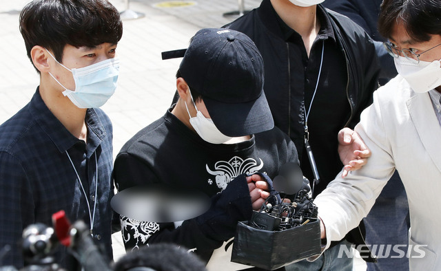 [서울=뉴시스] 박미소 기자 = 텔레그램 '주홍글씨' 운영자인 닉네임 '미희'가 음란물 제작 배포 등 혐의 구속영장 실질심사를 마친 후 14일 오전 서울 서초구 서울중앙지법을 나서고 있다.2020.05.14. misocamera@newsis.com