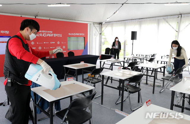 [양주=뉴시스] 전진환 기자 = 14일 한국여자프로골프(KLPGA)투어 KLPGA챔피언십이 열린 경기도 양주 레이크우드골프장에서 대회 진행요원들이 미디어센터 방역을 하고 있다. 2020.05.14.&nbsp; amin2@newsis.com