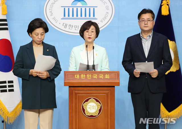 [서울=뉴시스] 김진아 기자 = 김상희 더불어민주당 의원(가운데)이 14일 서울 여의도 국회 소통관에서 ‘일본군성노예제문제해결을위한정의기억연대’와 윤미향 당선인을 향한 공격이 부당한 공세라는 내용의 성명문을 발표하고 있다. 왼쪽부터 남인순, 김상희, 홍익표 의원. 2020.05.14. bluesoda@newsis.com