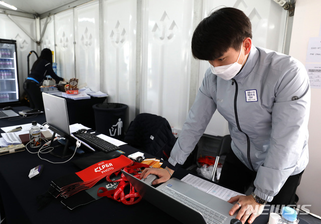 [양주=뉴시스] 전진환 기자 = 14일 한국여자프로골프(KLPGA)투어 KLPGA챔피언십이 열린 경기도 양주 레이크우드골프장 미디어센터에서 대회 진행요원들이 마스크를 착용한채 업무를 보고 있다. 2020.05.14. amin2@newsis.com