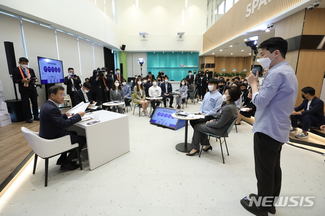 [서울=뉴시스]박영태 기자 = 문재인 대통령이 14일 서울 강남구 나라키움청년창업허브에서 열린 ‘차세대 글로벌 청년 스타트업 간담회’에 참석해 이종흔 매스프레소 대표의 스타트업 우수사례 발표를 듣고 있다. 2020.05.14. since1999@newsis.com